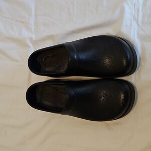 KLOGS Nonslip shoe Size 7 W